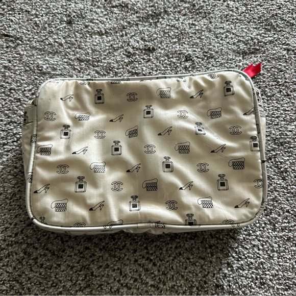CHANEL Parfum Ivory Patent Icons Logos Large Cosmetic Case RARE FIND! - Picture 3 of 11